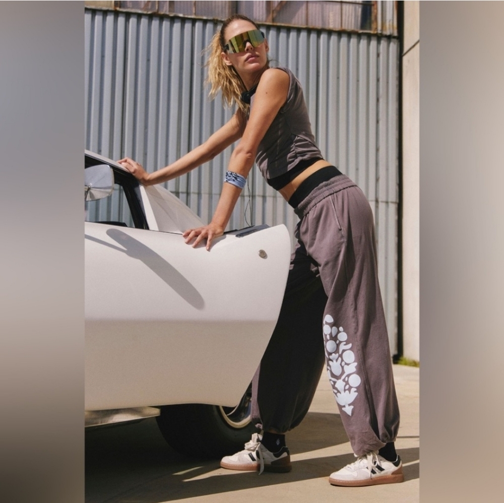 FP Movement by Free People Gray Cropped Tank & Graphic Sweatpants Set - Picture 3 of 5